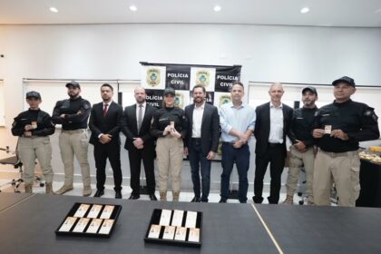 PCGO entrega identidades funcionais a policiais legislativos da Alego; é a primeira vez que os profissionais terão o documento