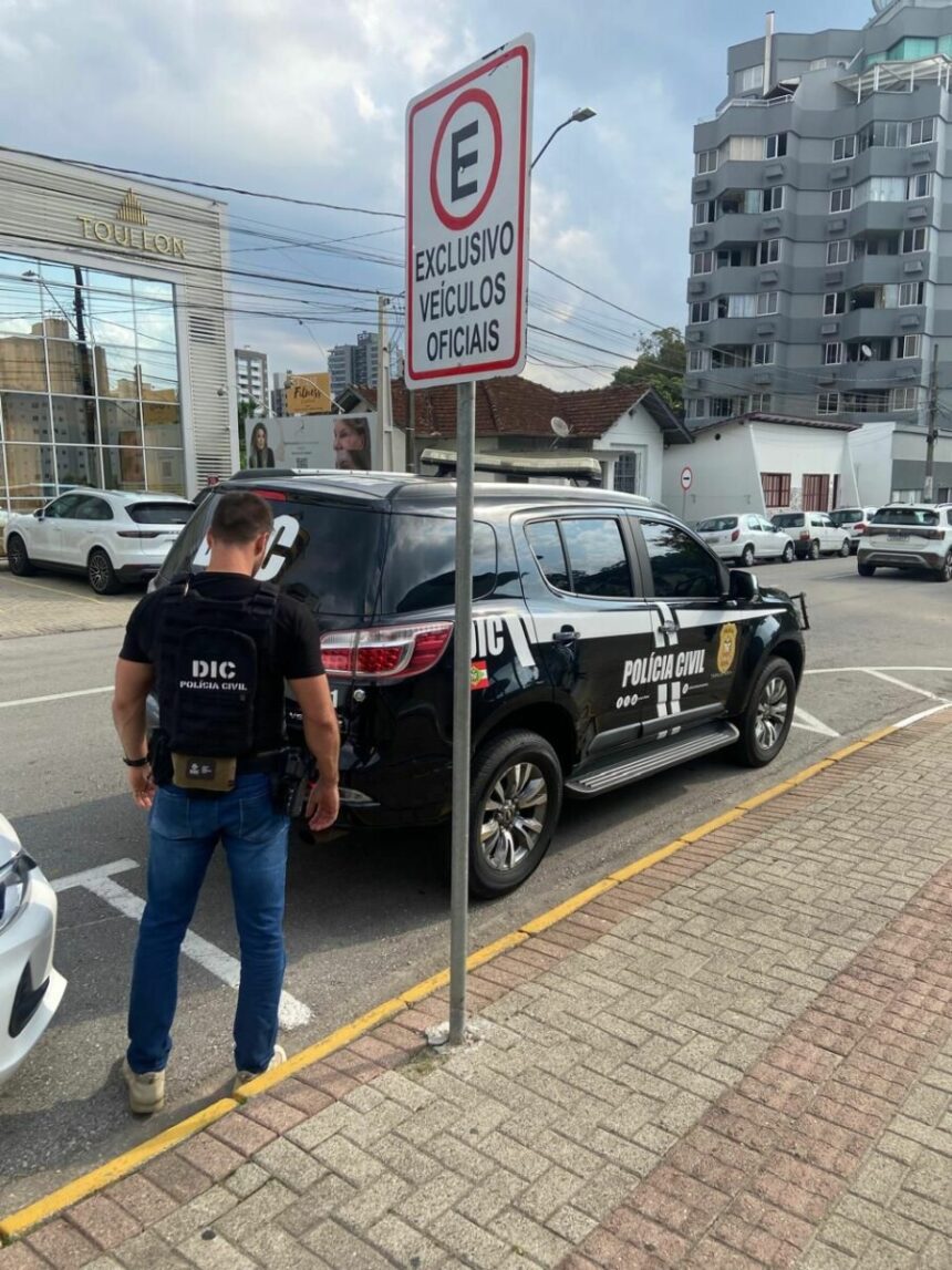 PC prende, em Santa Catarina, investigado por aplicar golpes com falso serviço de tapeçaria oferecido nas redes sociais PC prende, em Santa Catarina, investigado por aplicar golpes com falso serviço de tapeçaria oferecido nas redes sociais