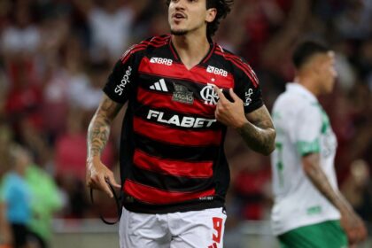 Flamengo goleia no Maracanã para liderar o Campeonato Brasileiro