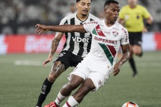Botafogo e Fluminense disputam clássico no Nilton Santos