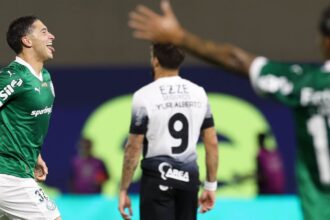 Em noite de uruguaios, Palmeiras vence clássico com Corinthians