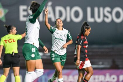 Palmeiras goleia Flamengo para liderar o Brasileirão feminino