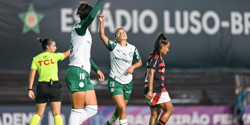 Palmeiras goleia Flamengo para liderar o Brasileirão feminino Palmeiras goleia Flamengo para liderar o Brasileirão feminino