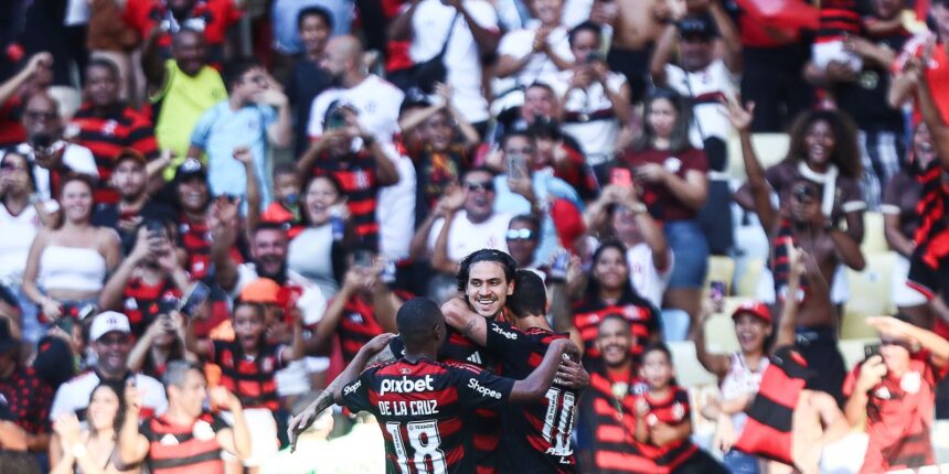 Flamengo sobra e goleia o Corinthians no estádio do Maracanã Flamengo sobra e goleia o Corinthians no estádio do Maracanã