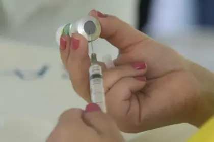 Covid-19: casos e mortes pela doença recuam mais de 12% na média móvel; influenza e VSR seguem em alta
