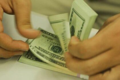 Dólar fecha em queda e é cotado a R$ 5,69
