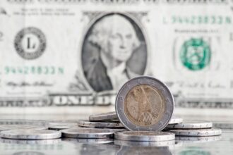 Dólar volta a cair e é cotado a R$ 5,85 Dólar volta a cair e é cotado a R$ 5,85