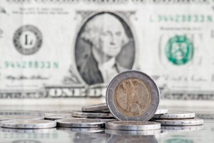 Dólar volta a cair forte e é cotado a R$ 5,85