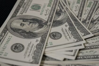 Dólar volta a fechar em alta e é cotado a R$ 5,70