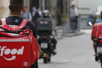 Greve dos entregadores de apps deve continuar nesta 3ª, entenda motivos da mobilização