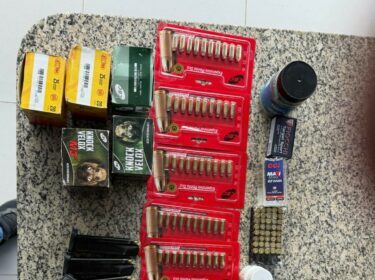 PCGO prende investigado em flagrante por posse irregular de arma de fogo e cumpre mandado de busca e apreensão relacionados à pesca predatória