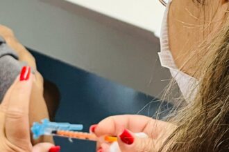 Saúde reforça importância da vacinação e diagnóstico precoce da meningite Saúde reforça importância da vacinação e diagnóstico precoce da meningite