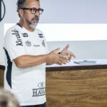 Ex-auxiliar de Tite, Cleber Xavier debuta como técnico no Santos