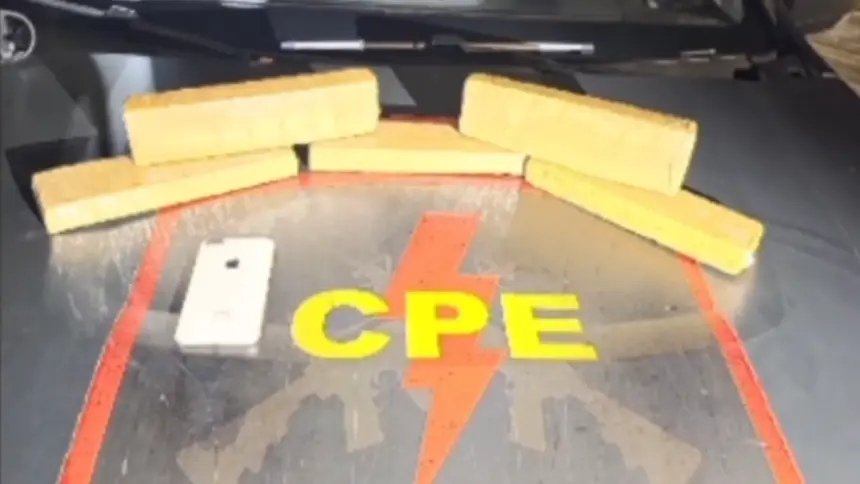 CPE retira mais um traficante das ruas de Goianésia e apreende cerca de 5kg de maconha CPE retira mais um traficante das ruas de Goianésia e apreende cerca de 5kg de maconha