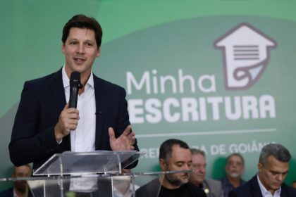 Daniel Vilela e Sandro Mabel entregam 700 escrituras a famílias de Goiânia