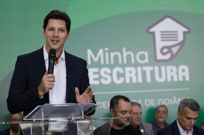 Daniel Vilela e Sandro Mabel entregam 700 escrituras a famílias de Goiânia Daniel Vilela e Sandro Mabel entregam 700 escrituras a famílias de Goiânia