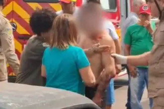Homem é agredido com pauladas durante briga no Feirão do Nova Aurora Homem é agredido com pauladas durante briga no Feirão do Nova Aurora