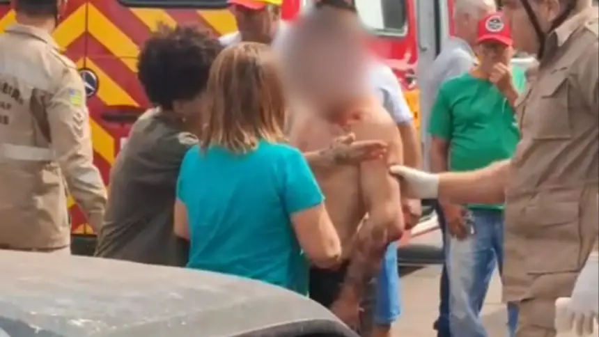 Homem é agredido com pauladas durante briga no Feirão do Nova Aurora Homem é agredido com pauladas durante briga no Feirão do Nova Aurora