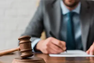 Homem que apalpou nádega de nutricionista no elevador é condenado a pagar R$ 100 mil Homem que apalpou nádega de nutricionista no elevador é condenado a pagar R$ 100 mil