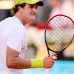 João Fonseca vai à 1ª semi de ATP 500 após abandono de rival no 3º set João Fonseca vai à 1ª semi de ATP 500 após abandono de rival no 3º set