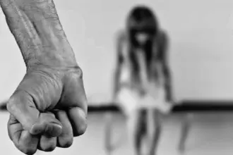 Mulher é agredida com chutes e enforcamento por companheiro que acaba preso no norte de Goianésia Mulher é agredida com chutes e enforcamento por companheiro que acaba preso no norte de Goianésia