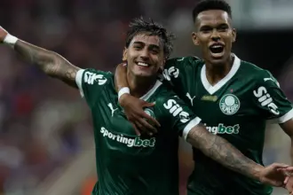 Palmeiras é salvo por Weverton, bate Fortaleza e assume liderança do Brasileirão Palmeiras é salvo por Weverton, bate Fortaleza e assume liderança do Brasileirão