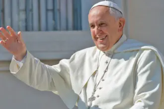 Papa simplificou o próprio funeral e será enterrado em caixão simples de madeira Papa simplificou o próprio funeral e será enterrado em caixão simples de madeira