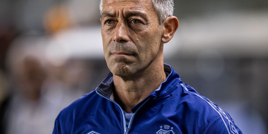 Santos demite técnico Pedro Caixinha após início difícil no Brasileiro Santos demite técnico Pedro Caixinha após início difícil no Brasileiro