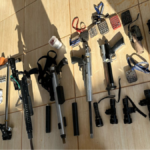 PCGO prende em flagrante dono de fábrica clandestina de armas; homem é investigado por atirar em cachorro – Policia Civil do Estado de Goiás PCGO prende em flagrante dono de fábrica clandestina de armas; homem é investigado por atirar em cachorro – Policia Civil do Estado de Goiás