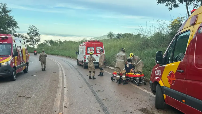 Urgente: Grave acidente de trânsito na Serra da Usina deixa 3 pessoas feridas Urgente: Grave acidente de trânsito na Serra da Usina deixa 3 pessoas feridas
