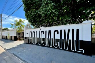 PCGO prende homem em flagrante por furtar alimentos de idosa de 71 anos e injuriar policial civil PCGO prende homem em flagrante por furtar alimentos de idosa de 71 anos e injuriar policial civil