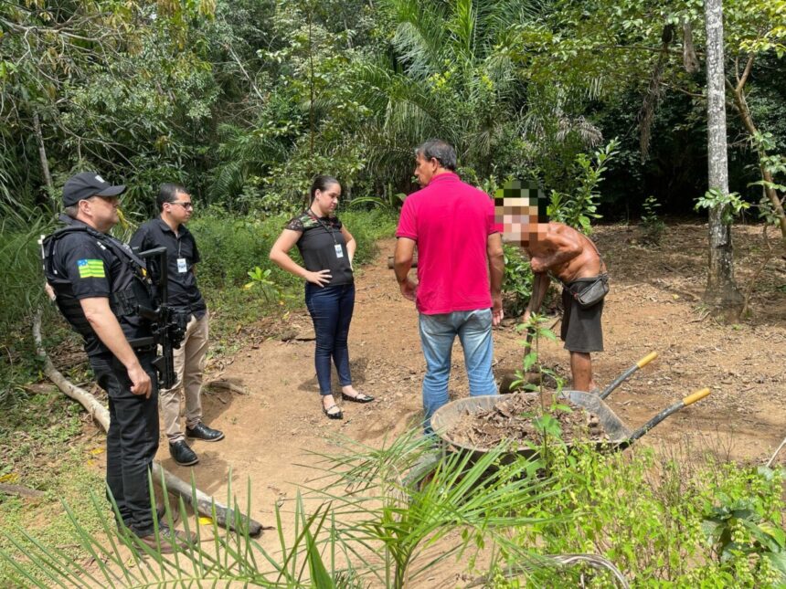 Polícia resgata idoso de 75 anos que vivia em situação análoga à escravidão Polícia resgata idoso de 75 anos que vivia em situação análoga à escravidão