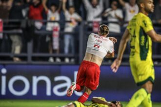 Pitta marca e deixa Bragantino na vice-liderança do Brasileiro Pitta marca e deixa Bragantino na vice-liderança do Brasileiro