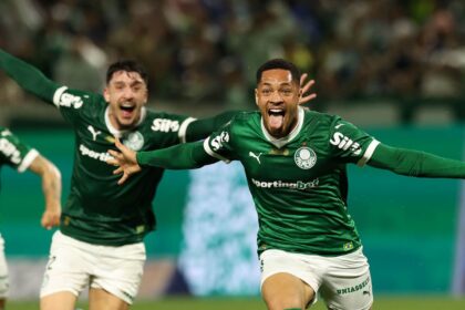 Vitor Roque marca nos acréscimos para levar Palmeiras à liderança