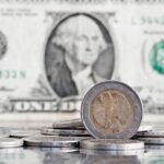 Dólar fecha em alta de 0,32%