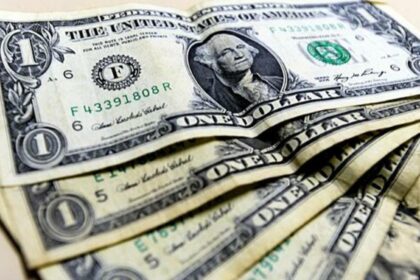 Dólar registra nova queda e chega a R$ 5,70 no último pregão