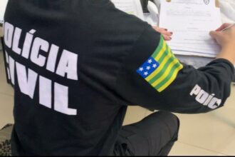 Polícia prende homem por fazer manobra perigosa, em uma motocicleta, em movimentada avenida de Mineiros Polícia prende homem por fazer manobra perigosa, em uma motocicleta, em movimentada avenida de Mineiros