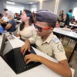 Notebooks adaptados são entregues a estudantes com deficiência visual