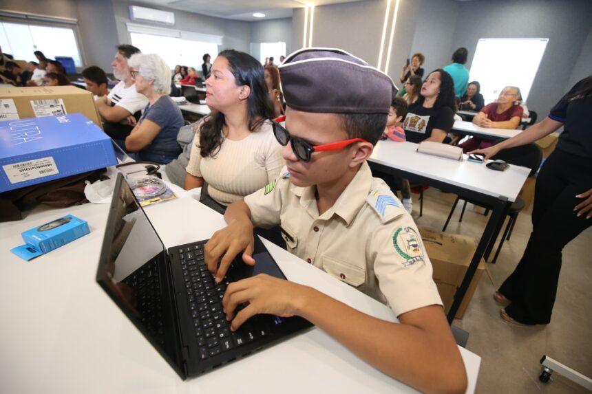 Notebooks adaptados são entregues a estudantes com deficiência visual Notebooks adaptados são entregues a estudantes com deficiência visual