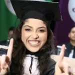 Aluna viraliza nas redes depois de se formar sozinha na faculdade