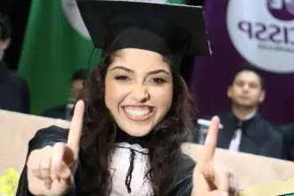 Aluna viraliza nas redes depois de se formar sozinha na faculdade