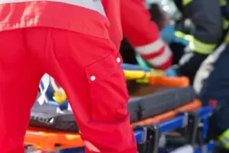 Caminhão carregado com ração tomba entre Goianésia e Barro Alto e deixa uma pessoa ferida