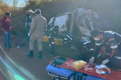 Capotamento na GO-438, próximo a Santa Rita, deixa 3 pessoas feridas