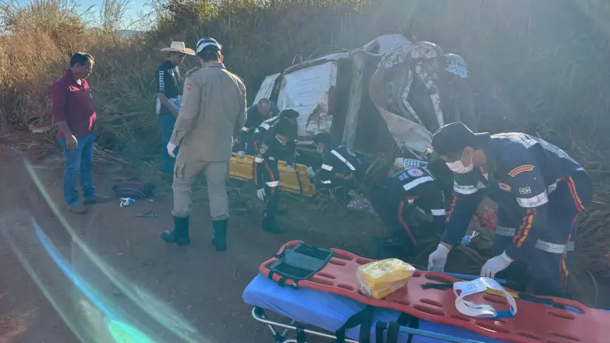 Capotamento na GO-438, próximo a Santa Rita, deixa 3 pessoas feridas Capotamento na GO-438, próximo a Santa Rita, deixa 3 pessoas feridas