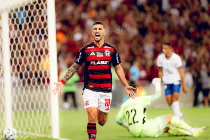 Arrascaeta marca, Flamengo derrota o Bahia e dorme líder do Brasileirão