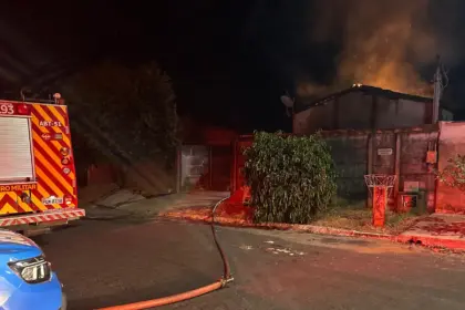 Incêndio atinge residência no Jardim Esperança e Corpo de Bombeiros é acionado