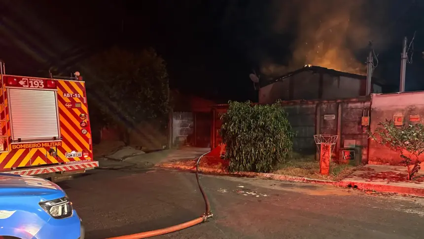 Incêndio atinge residência no Jardim Esperança e Corpo de Bombeiros é acionado