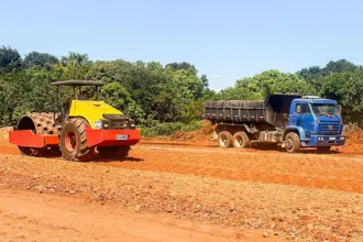 Prefeito Renato de Castro acompanha obras da nova creche no Bairro Dona Fiíca