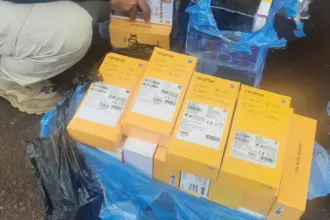 PRF apreende quase 200 celulares ilegais durante fiscalização na BR-153