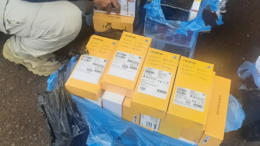 PRF apreende quase 200 celulares ilegais durante fiscalização na BR-153 PRF apreende quase 200 celulares ilegais durante fiscalização na BR-153